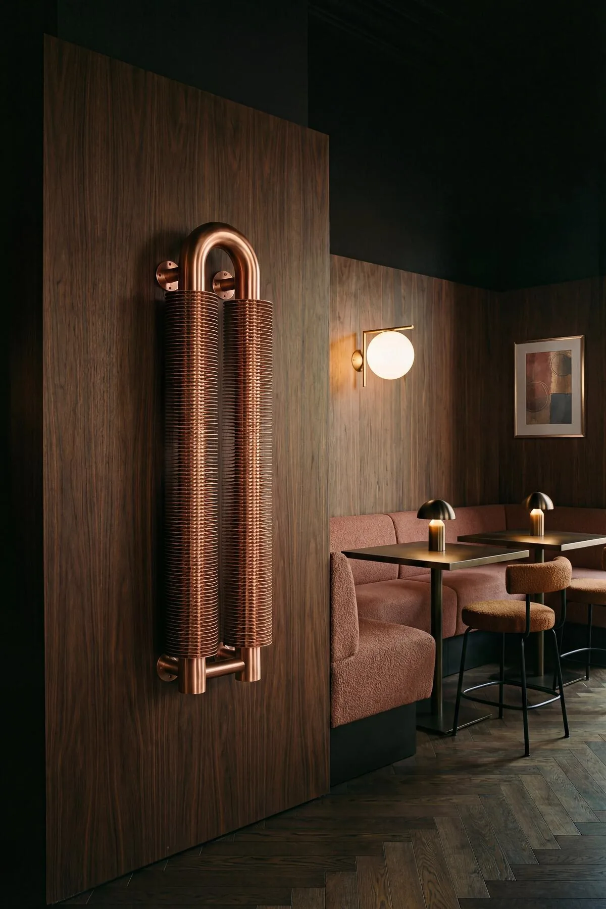 Radiateur Opus Arc en cuivre dans un restaurant